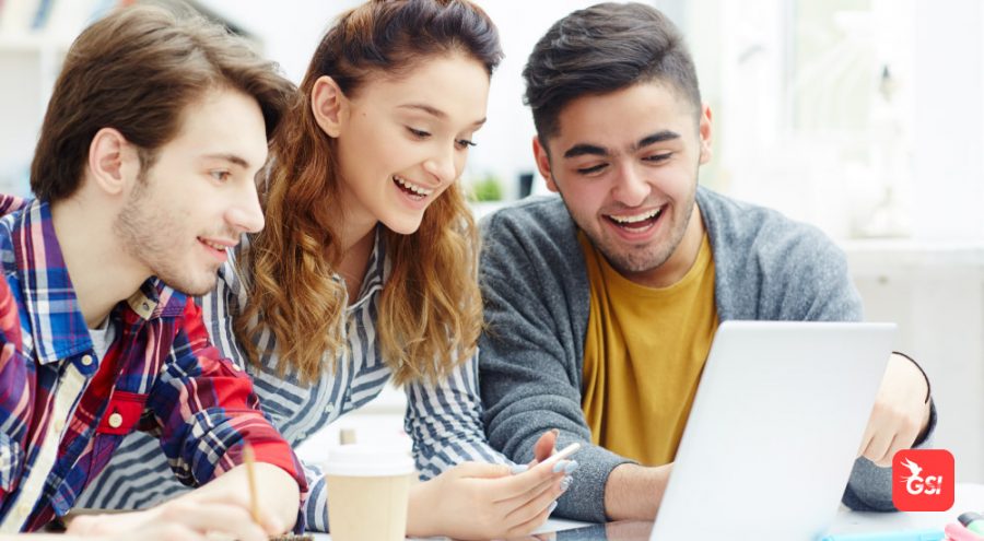 Estudantes discutindo sobre projeto de College